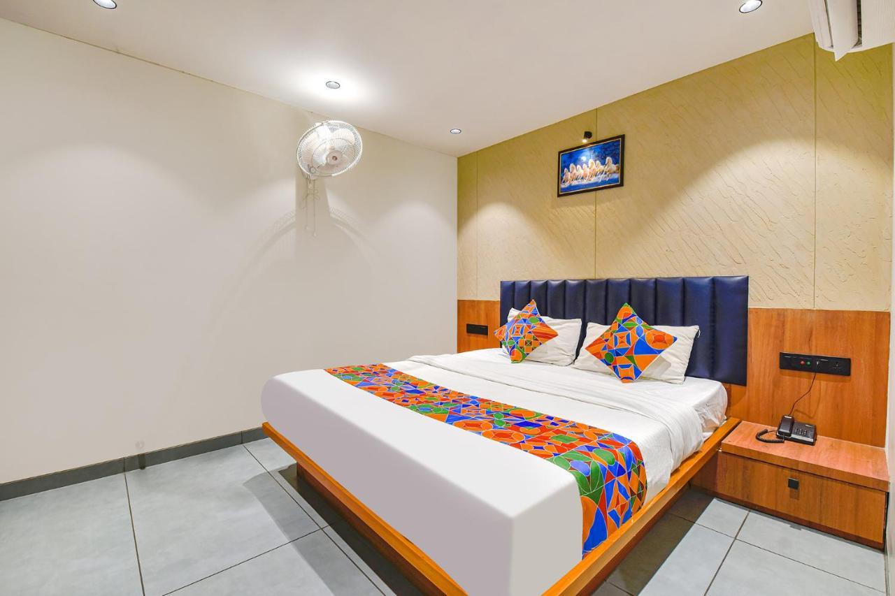 Fabhotel Udhna Inn, Near Udhna Junction Szúrat Kültér fotó